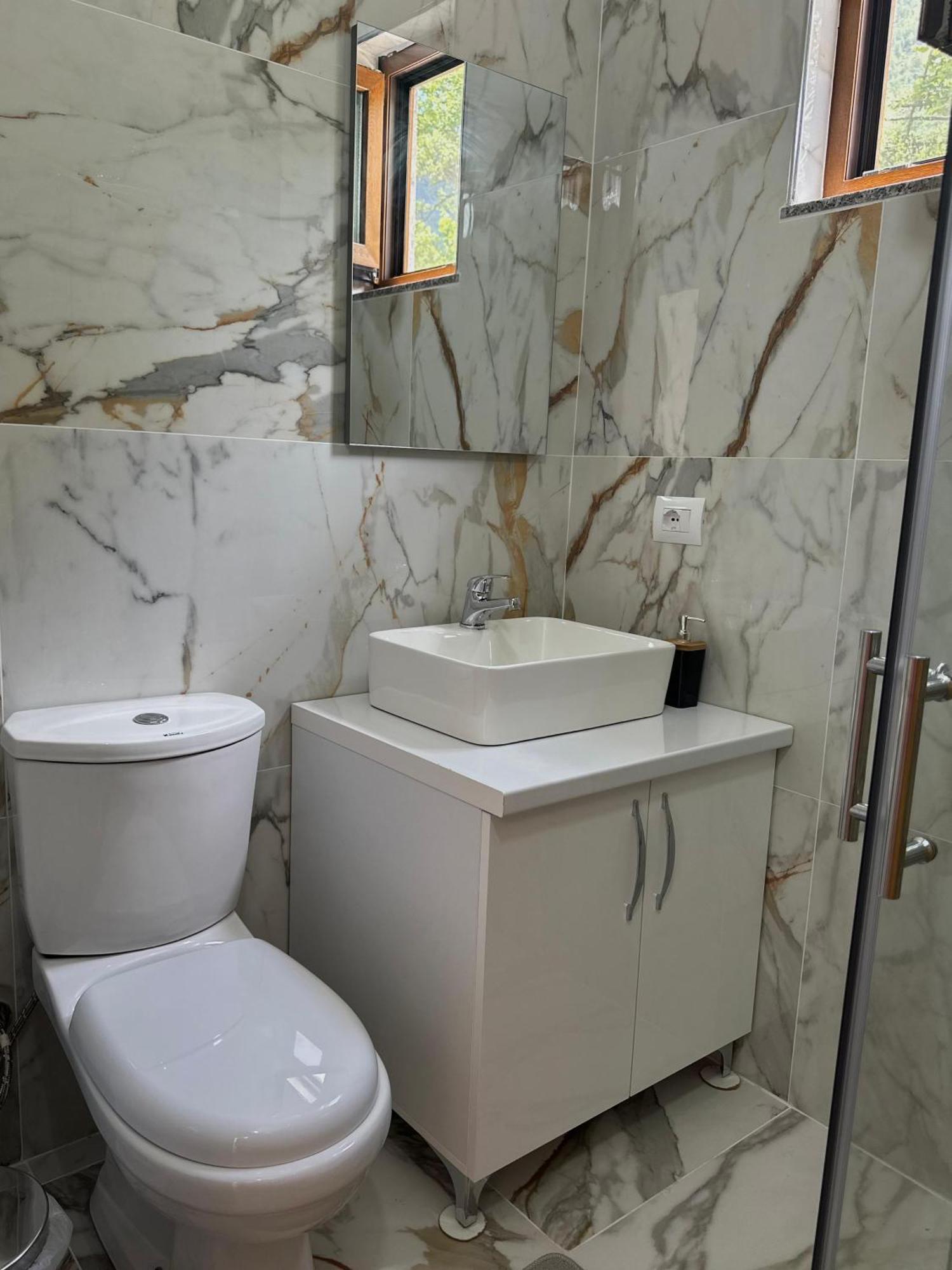 Bujtina Zici Hotell Theth Exteriör bild