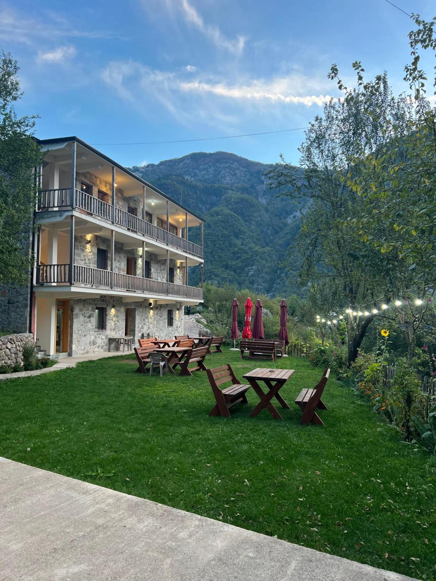 Bujtina Zici Hotell Theth Exteriör bild